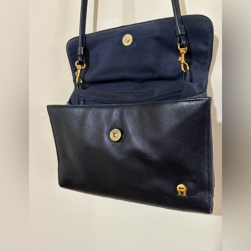 Etienne Aigner vintage classic crossbody. - Picture 3 of 12